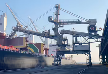 Der NEUERO Schiffsbelader SL700 in Sabic, Saudi Arabien.