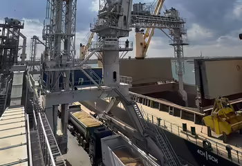 Ein schienenfahrbarer NEUERO Schiffsbelader SL1500 bei Silotrans, Rumänien.