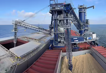 Das weltweit größte Offshore-Umschlagsystem für Sojabohnenmehl und Getreide, installiert auf dem Lastkahn Grisel.