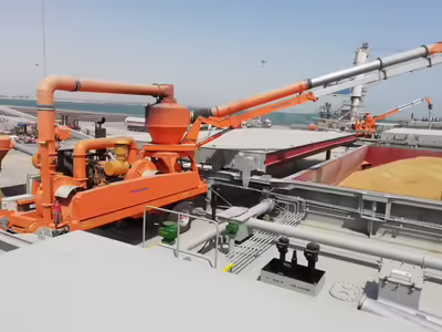 Ein mobiler Förderer von NEUERO steht auf Gummirädern in sehr beengter Arbeitsumgebung.