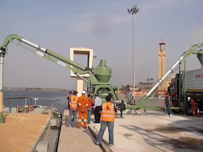 Ein mobiler Förderer von NEUERO während des Ent-/Beladens von Schüttgut.