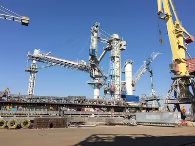 Ein NEUERO Kombi-Be- & Entlader in einer Hafenanlage.