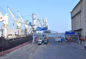 Ein schienenfahrbarer NEUERO Multiport M600 am Port Sudan.