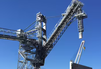 Ein stationärer NEUERO Schiffsbelader SL1500 in Hamiltion, Kanada.