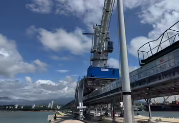 Ein schienenfahrbarer NEUERO Multiport M800 im Hafen von San Miguel, Philippinen.