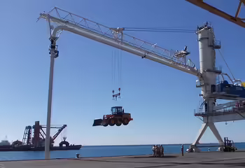 Die Hilfshubwinde eines NEUERO Schiffsentladers verlädt einen Frontlader.