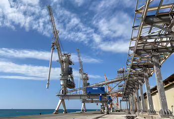 Zwei schienenfahrbare NEUERO Multiport M600 im Hefen von United Feed, Saudi Arabien.