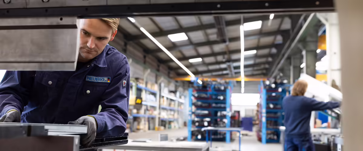 NEUERO Mitarbeiter Michael Brack arbeitet in der Werkshalle.