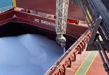 Ein NEUERO Beladeausleger über einer Schiffsluke.