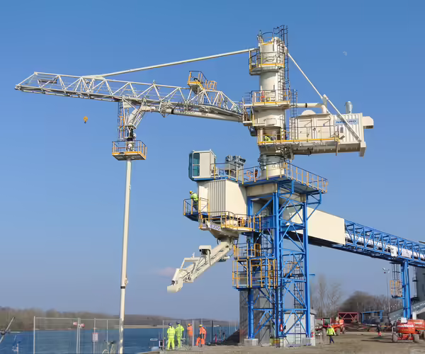 Ein NEUERO Combiport aufgestellt an einem Kanalufer.