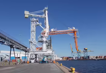 Ein schienengebundener Schiffsbelader von NEUERO in einem grossen Verladehafen.