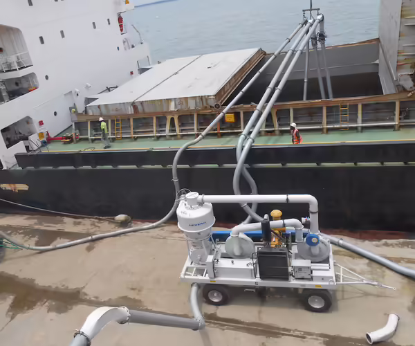 Ein mobiler Förderer von NEUERO entlädt ein grosses Frachtschiff.