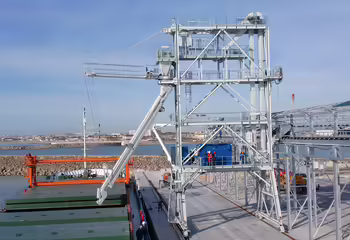 Ein schienenfahrbarer NEUERO Schiffsbelader SL500 im Hafen von Aktau, Kasachstan.
