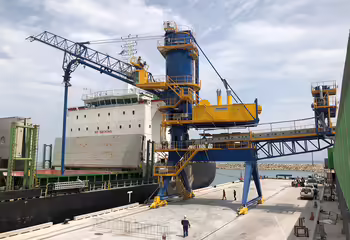 Der NEUERO Schiffsentlader Multiport M300 bei Press Metal, Malaysia.