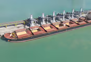 Sechs in Reihe aufgestellte NEUERO Multiports entladen pneumatisch ein grosses Frachtschiff.