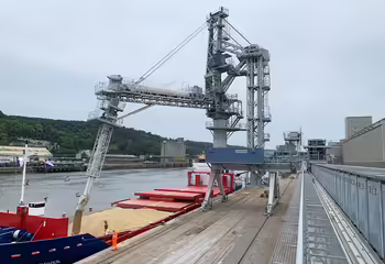 Ein NEUERO Schiffsbelader SL1200 in Beuzelin, Frankreich.