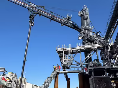 Ein NEUERO Kombi-Be- & Entlader vor wolkenlosem Himmel.