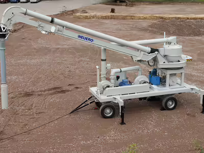 Ein mobiler Förderer von NEUERO steht abgestützt auf einem Schotterplatz.