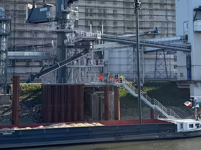 Ein NEUERO Kombi-Be- & Entlader am Kanal einer Industrieanlage.