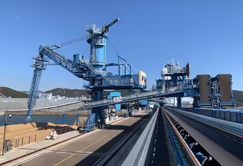 Der NEUERO Flexiport beim Entladen eines Frachtschiffes.