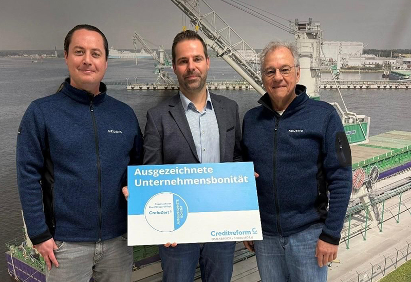 Mitarbeiter von NEUERO nehmen Auszeichnung der Creditreform für Unternehmensbonität entgegen.